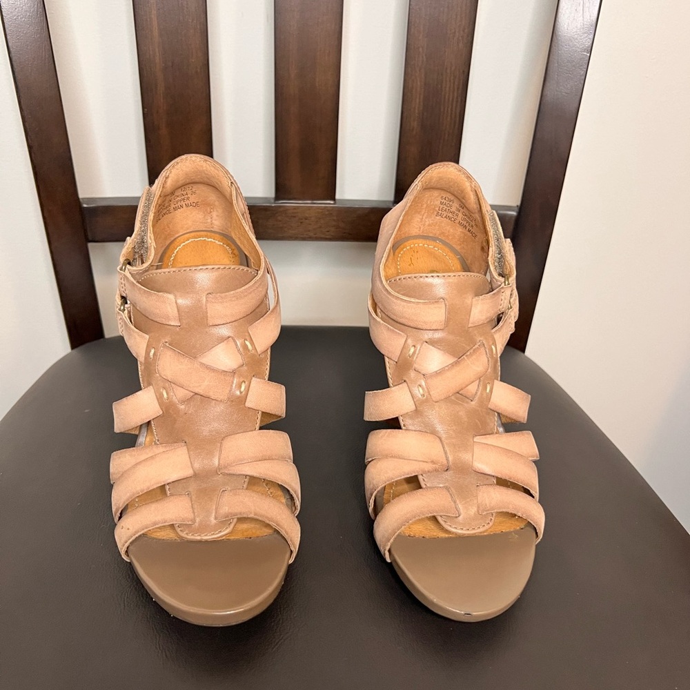 Clarks Leather Sandals Taupe Size 5